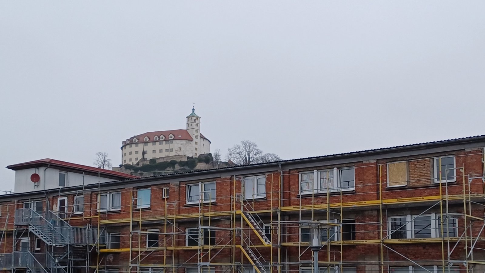 Das Enßle-Gebäude am Vaihinger Köpfwiesenparkplatz zeigt derzeit seine Backsteinfassade.  Foto: Rücker