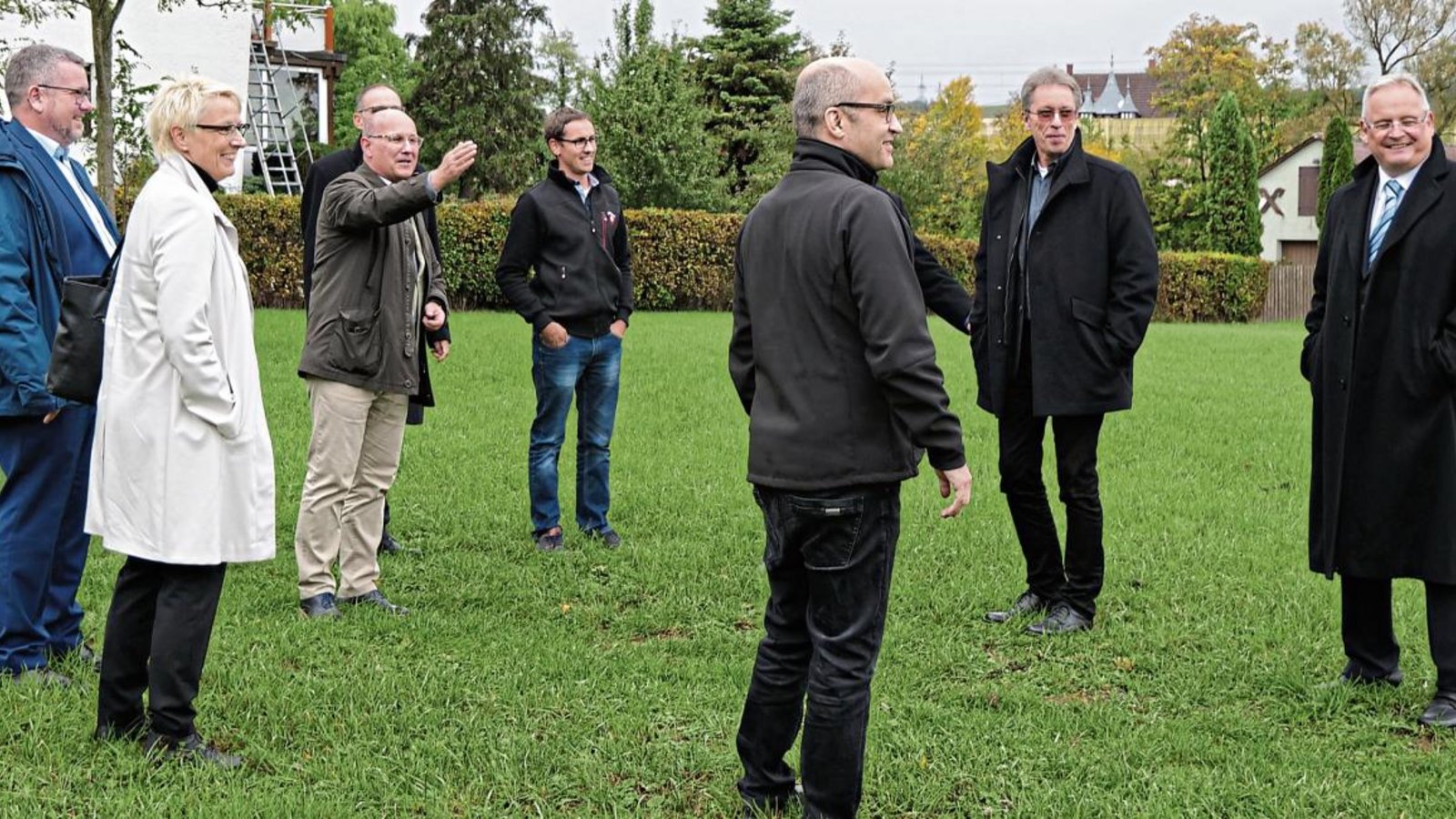 Ordinariatsrat Thomas Herkert (Zweiter von rechts) informierte sich bei Bürgermeister Harald Eiberger (Dritter von rechts) und Frank Johannes Lemke (Dritter von links) über den Neubau der Wohn- und Tagesförderstätte in Illingen. Foto: Friedrich Ordinariatsrat Thomas Herkert (Zweiter von rechts) informierte sich bei Bürgermeister Harald Eiberger (Dritter von rechts) und Frank Johannes Lemke (Dritter von links) über den Neubau der Wohn- und Tagesförderstätte in Illingen. Foto: Friedrich