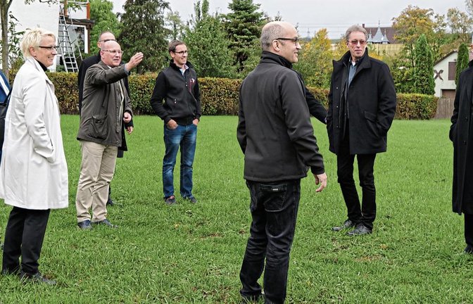 Ordinariatsrat Thomas Herkert (Zweiter von rechts) informierte sich bei Bürgermeister Harald Eiberger (Dritter von rechts) und Frank Johannes Lemke (Dritter von links) über den Neubau der Wohn- und Tagesförderstätte in Illingen. Foto: Friedrich