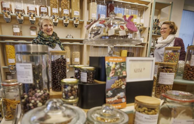 Martina Mohr (links) und Uta Grasmannsdorf haben den Waiblinger Unverpackt-Laden B:ohne gegründet. Nun verkaufen sie ihn an eine neu gegründete Genossenschaft.<span class='image-autor'>Gottfried Stoppel</span>