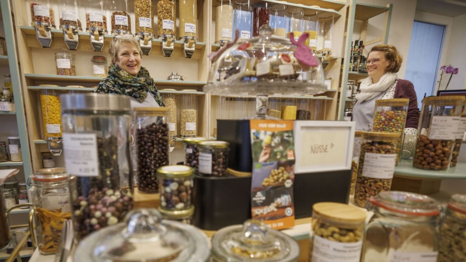 Martina Mohr (links) und Uta Grasmannsdorf haben den Waiblinger Unverpackt-Laden B:ohne gegründet. Nun verkaufen sie ihn an eine neu gegründete Genossenschaft.Gottfried Stoppel Martina Mohr (links) und Uta Grasmannsdorf haben den Waiblinger Unverpackt-Laden B:ohne gegründet. Nun verkaufen sie ihn an eine neu gegründete Genossenschaft.Gottfried Stoppel