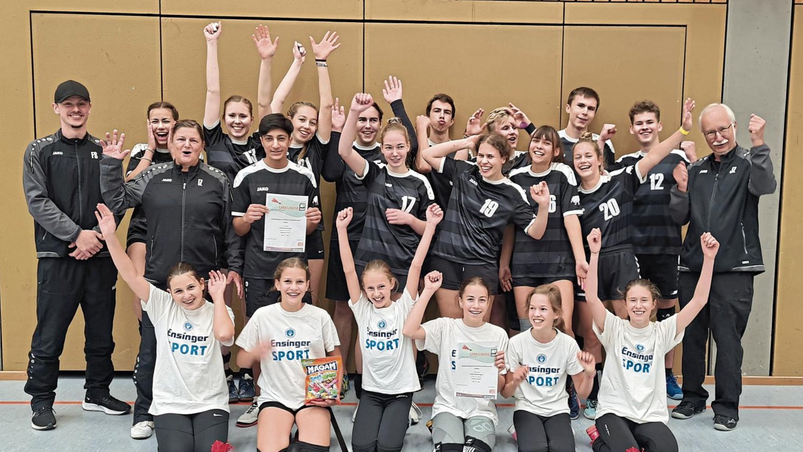 Die A-Mädchen sowie die B-Jungen jubeln jeweils über den Titel und die B-Mädchen über ihr erstes Turnier. Foto: privat Die A-Mädchen sowie die B-Jungen jubeln jeweils über den Titel und die B-Mädchen über ihr erstes Turnier. Foto: privat