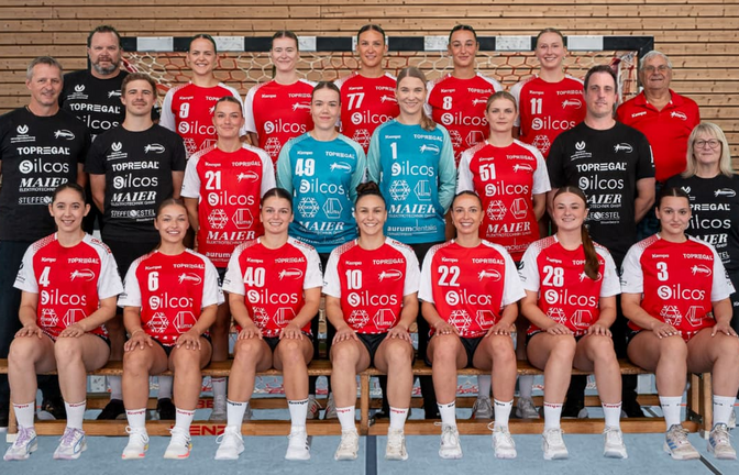 Das Team des TSV Wolfschlugen 2026/2027, hinten von links: Sportlicher Leiter Oliver Rieker, Meike Wurster, Nina Dierolf, Franziska Kaupp, Jasmin Dirmeier, Leni Blessing, Abteilungsleiter Wolfgang Stoll. Mitte von links: Mitte von links: Torwarttrainer Michael Blessing, Physiotherapeut Max Koschmieder, Jana Lorenz, Kim Grebe,Monik Thiemann, Luisa Allgaier, Trainer Mike Laibbsle, Co-Trainerin Silke Zindorf. Vorne von links: Laura Aurenz, Carla Kösling, Jade Oral, Antonia Amann, Hanna Hoyczik, Mara Kühnel, Lani Fellberg. Es Fehlen: Maike Wohnus, Meike Schmied, Tamara Andreas.<span class='image-autor'>Oliver Schmidt</span>