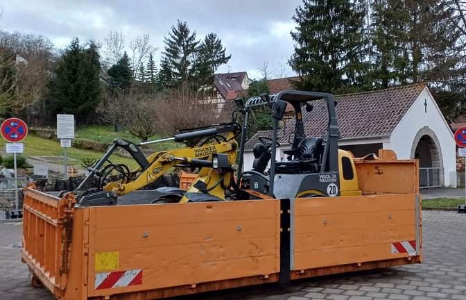 Offenstallhaltung für Bagger? Ausbruchssicherung? Diebstahlschutz? Oder einfach nur bereit für den Abtransport? Gesehen in Aurich.  <span class='image-autor'>Foto: Rücker</span>