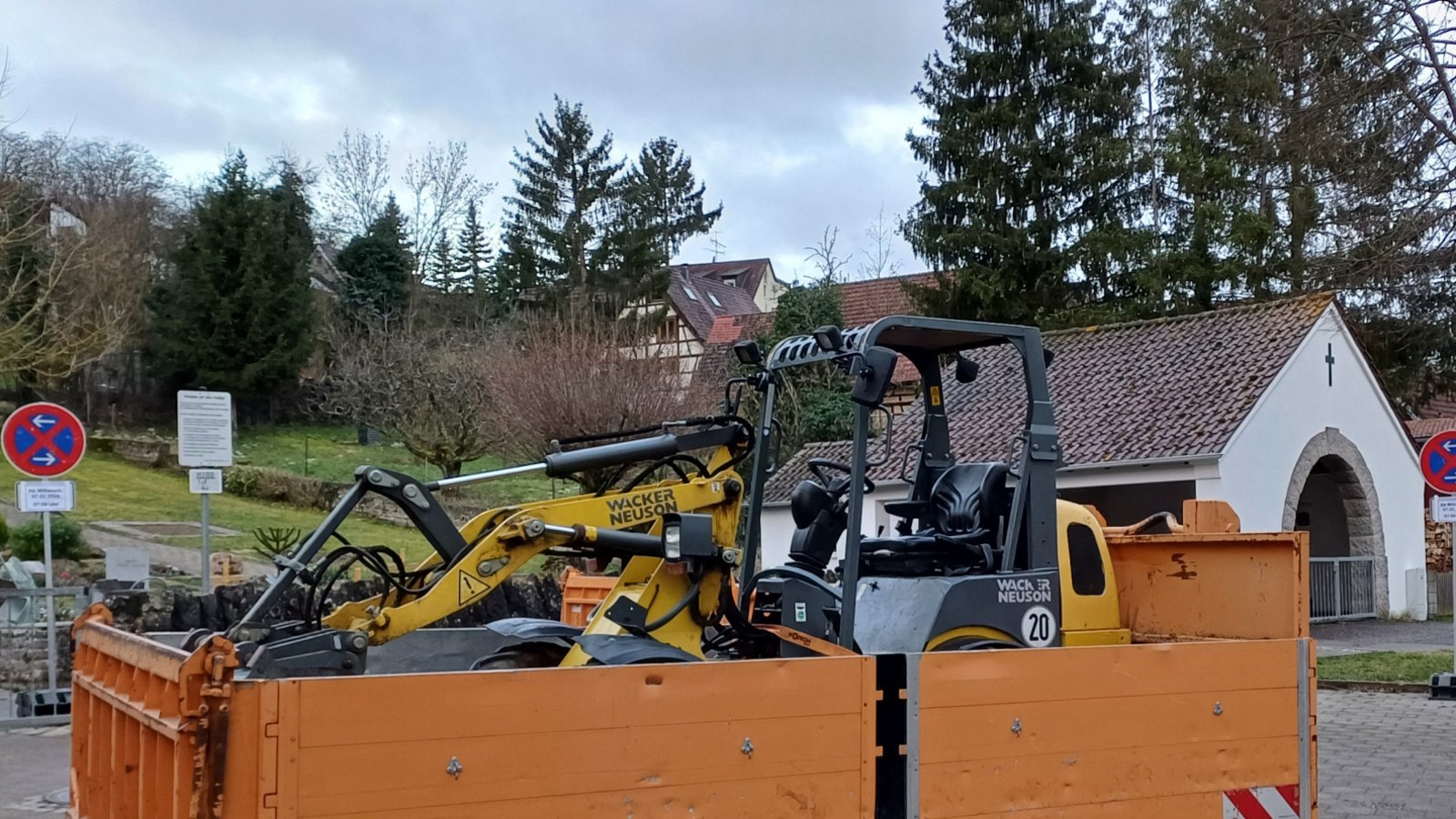Offenstallhaltung für Bagger? Ausbruchssicherung? Diebstahlschutz? Oder einfach nur bereit für den Abtransport? Gesehen in Aurich. Foto: Rücker Offenstallhaltung für Bagger? Ausbruchssicherung? Diebstahlschutz? Oder einfach nur bereit für den Abtransport? Gesehen in Aurich. Foto: Rücker