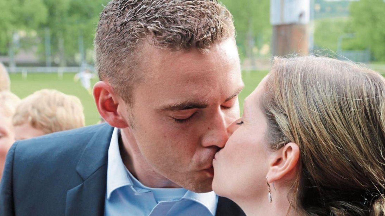 Glückwunsch-Kuss von seiner Frau Kathrin für Frank Wittendorfer, den neuen Oberriexinger Bürgermeister. Fotos: Bögel Glückwunsch-Kuss von seiner Frau Kathrin für Frank Wittendorfer, den neuen Oberriexinger Bürgermeister. Fotos: Bögel