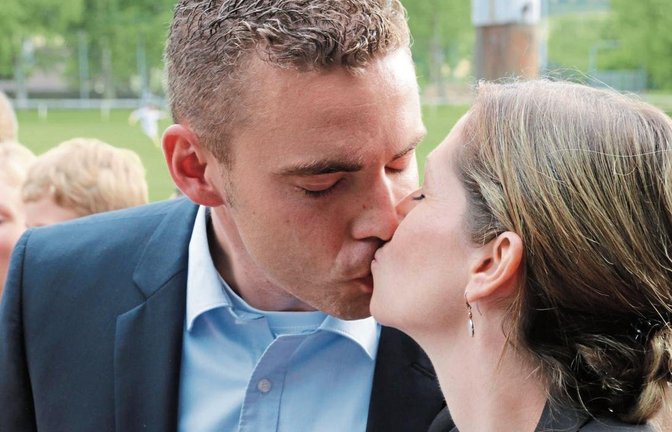 Glückwunsch-Kuss von seiner Frau Kathrin für Frank Wittendorfer, den neuen Oberriexinger Bürgermeister. Fotos: Bögel