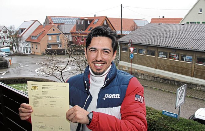Das Berufsschulzeugnis hält Morteza Hosseini bereits in Händen. Mit der Ausbildung und einem guten Job hofft der 21-Jährige, dauerhaft in Nussdorf bleiben zu dürfen.  Foto: Banholzer