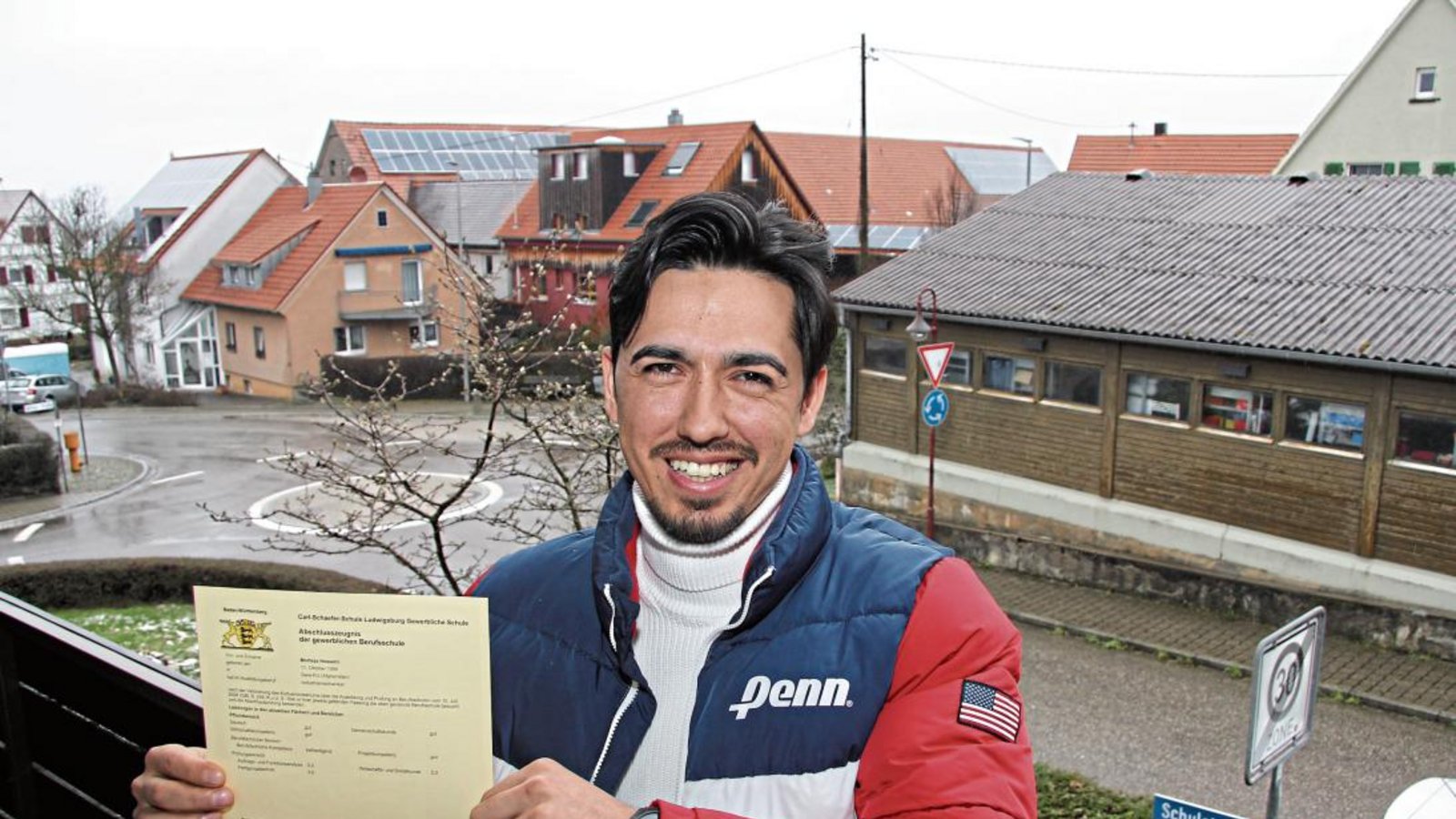 Das Berufsschulzeugnis hält Morteza Hosseini bereits in Händen. Mit der Ausbildung und einem guten Job hofft der 21-Jährige, dauerhaft in Nussdorf bleiben zu dürfen.  Foto: Banholzer