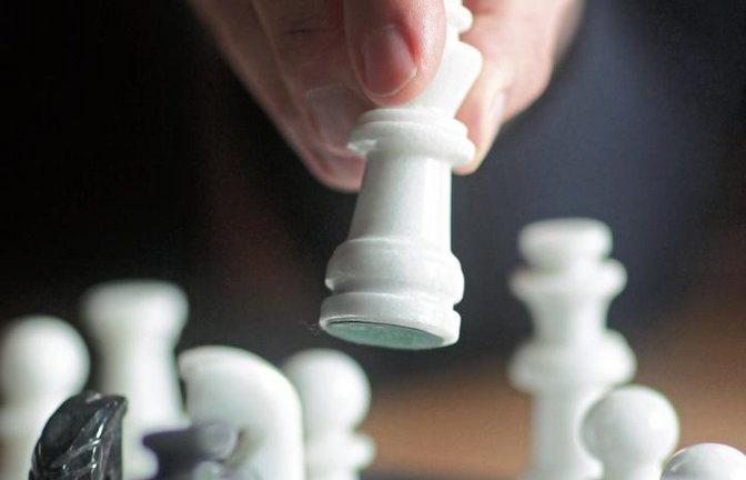 Für eine Partie bei den Vaihinger-Illinger Jugendmeisterschaften hatte jeder Nachwuchsschachspieler nur 20 Minuten Bedenkzeit – eine große Herausforderung. Foto: Küppers