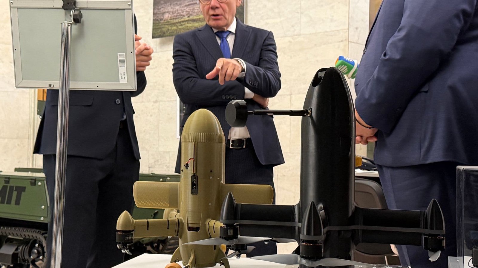 Bundesaußenminister Johann Wadephul (CDU, M) werden ukrainische Drohnen und andere Waffensysteme im Außenministerium gezeigt. (zu dpa: «Wadephul in Kiew - Russland beschießt Vorort»)Michael Fischer/d/dpa