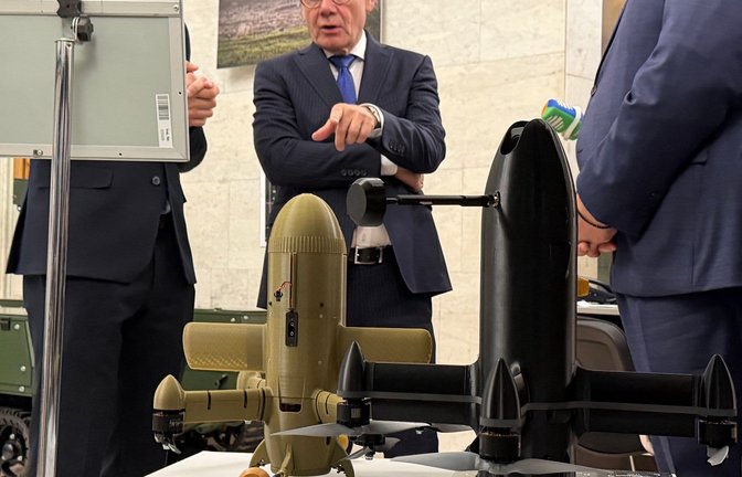 Bundesaußenminister Johann Wadephul (CDU, M) werden ukrainische Drohnen und andere Waffensysteme im Außenministerium gezeigt. (zu dpa: «Wadephul in Kiew - Russland beschießt Vorort»)<span class='image-autor'>Michael Fischer/d/dpa</span>