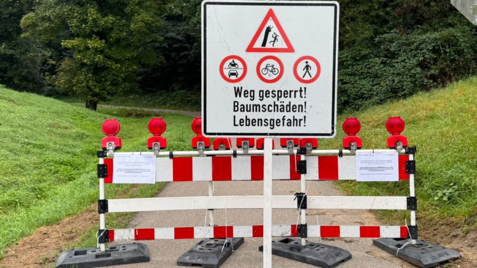 „Baumschäden! Lebensgefahr!": Die Absperrung am Neckarradweg, hier nahe der Gemarkungsgrenze zwischen Fellbach-Oeffingen und Stuttgart-HofenLandratsamt „Baumschäden! Lebensgefahr!": Die Absperrung am Neckarradweg, hier nahe der Gemarkungsgrenze zwischen Fellbach-Oeffingen und Stuttgart-HofenLandratsamt