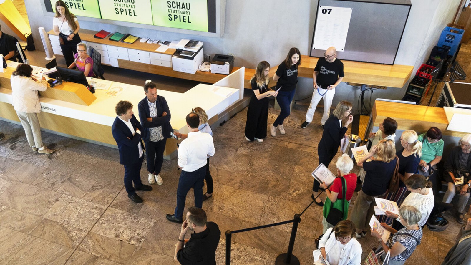 Nach Stunden dürfen die ersten Gäste von 10 Uhr an ihre Wunschtickets für die nächste Spielzeit erwerben.Foto: Lg/Leif Piechowski Nach Stunden dürfen die ersten Gäste von 10 Uhr an ihre Wunschtickets für die nächste Spielzeit erwerben.Foto: Lg/Leif Piechowski