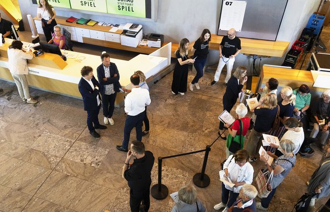 Nach Stunden dürfen die ersten Gäste von 10 Uhr an ihre Wunschtickets für die nächste Spielzeit erwerben.<span class='image-autor'>Foto: Lg/Leif Piechowski</span>