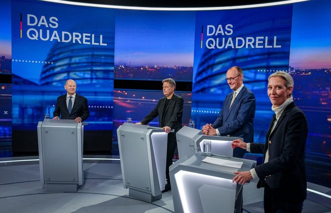 Von links: Olaf Scholz (SPD), Robert Habeck (Grüne), Friedrich Merz (CDU) und Alice Weidel (AfD) nehmen am "Quadrell" der TV Diskussion zum Bundestagswahlkampf teil.<span class='image-autor'>Foto: Kay Nietfeld/dpa-Pool/dpa</span>