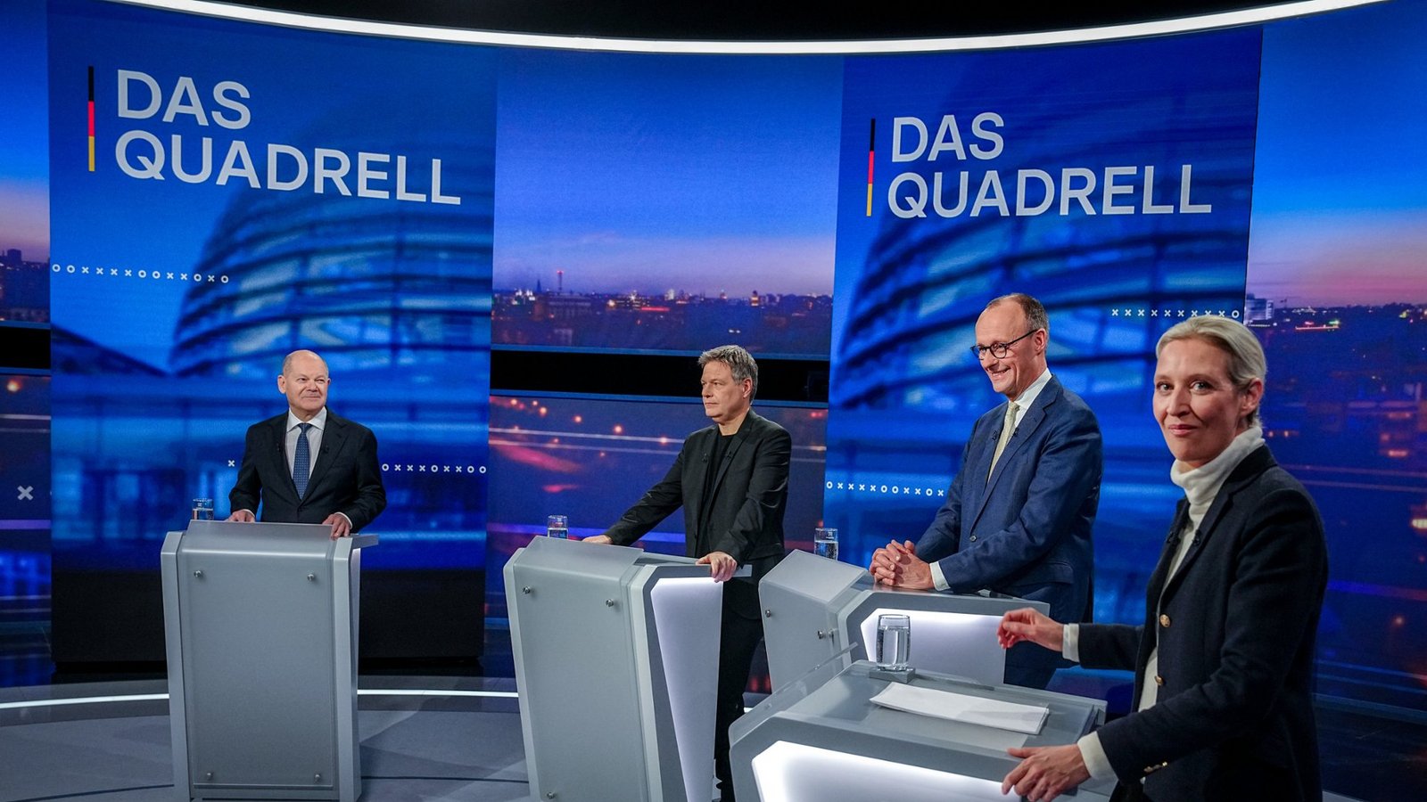 Von links: Olaf Scholz (SPD), Robert Habeck (Grüne), Friedrich Merz (CDU) und Alice Weidel (AfD) nehmen am "Quadrell" der TV Diskussion zum Bundestagswahlkampf teil.Foto: Kay Nietfeld/dpa-Pool/dpa