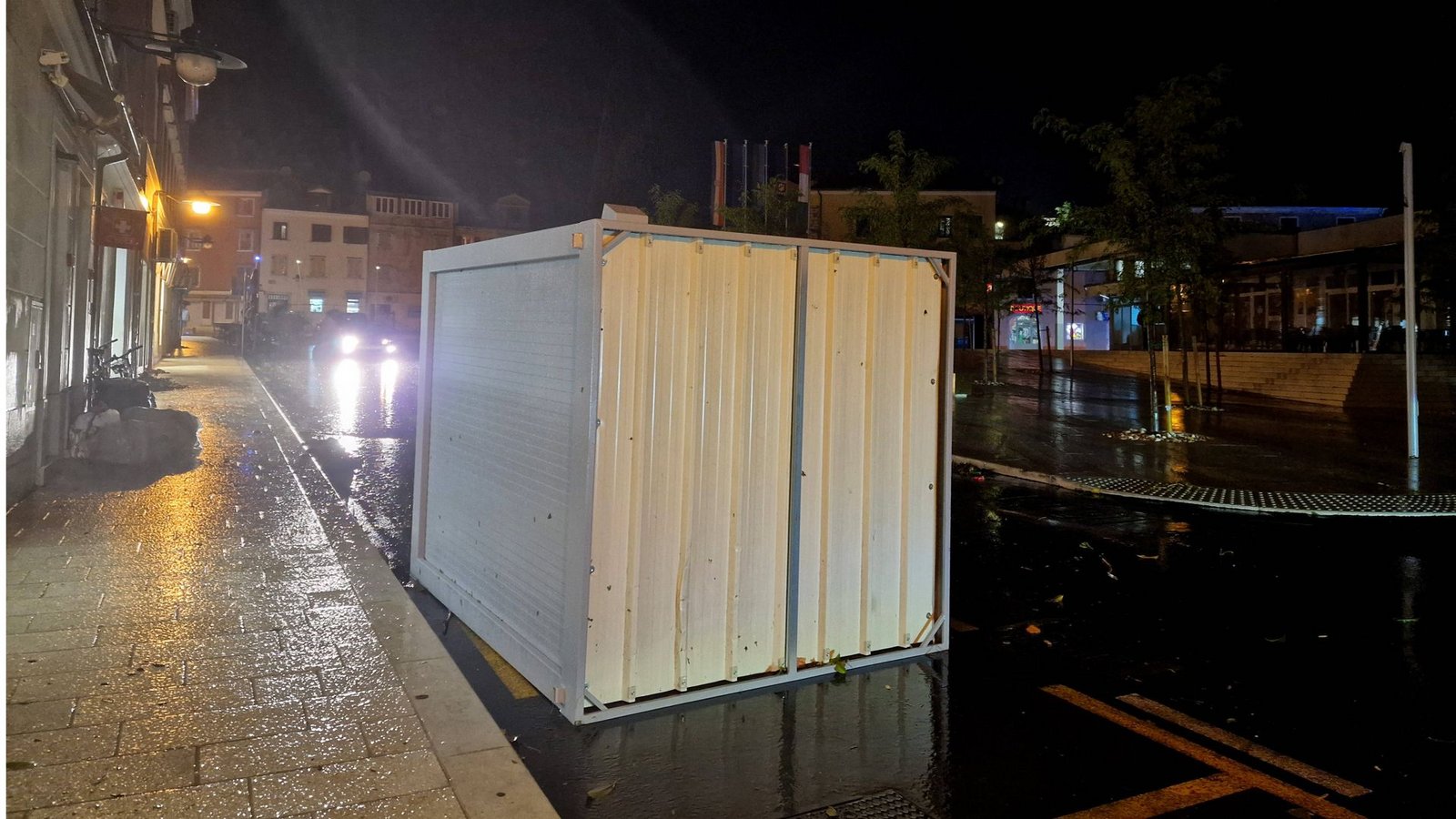 Die Wucht des Sturms blies selbst tonnenschwere Stahlcontainer wie Pappe umher.Foto: Imago/Pixsell Die Wucht des Sturms blies selbst tonnenschwere Stahlcontainer wie Pappe umher.Foto: Imago/Pixsell