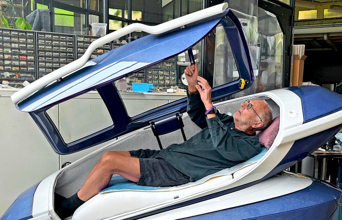 Philip Nitschke, Erfinder des Geräts, legt sich in die Suzidbox namens „Sarco.<span class='image-autor'>Foto: dpa/Ahmad Seir</span>