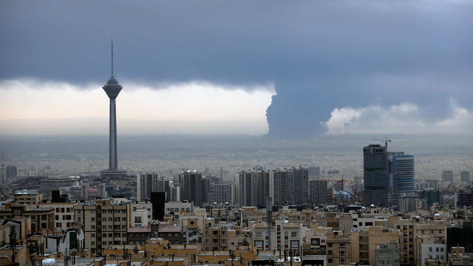 Rauch steigt am 8. März aus  dem Shahran Oil Depot bei Teheran nach einem israelischen Luftangriff auf.Foto: Imago/Anadolu Agency