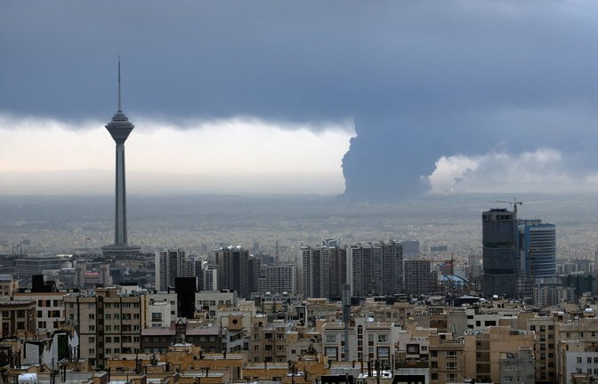 Rauch steigt am 8. März aus  dem Shahran Oil Depot bei Teheran nach einem israelischen Luftangriff auf.<span class='image-autor'>Foto: Imago/Anadolu Agency</span>