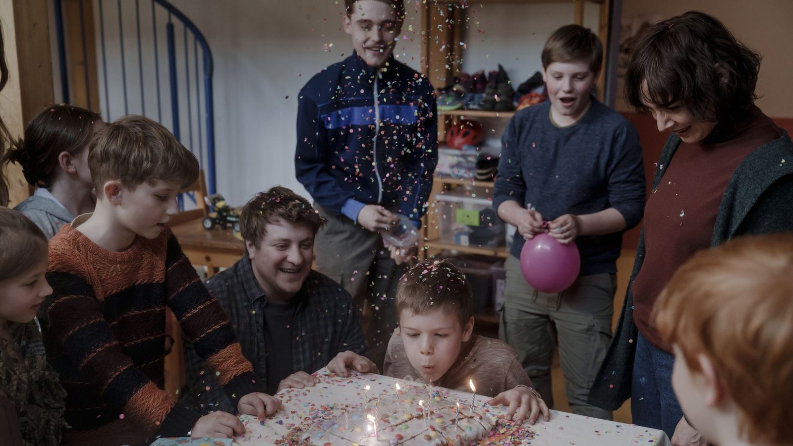Im Kinderheim wird Ronnys (Johann Barnstorf) zehnter Geburtstag groß gefeiert.Foto: MDR/Stefan Erhard
