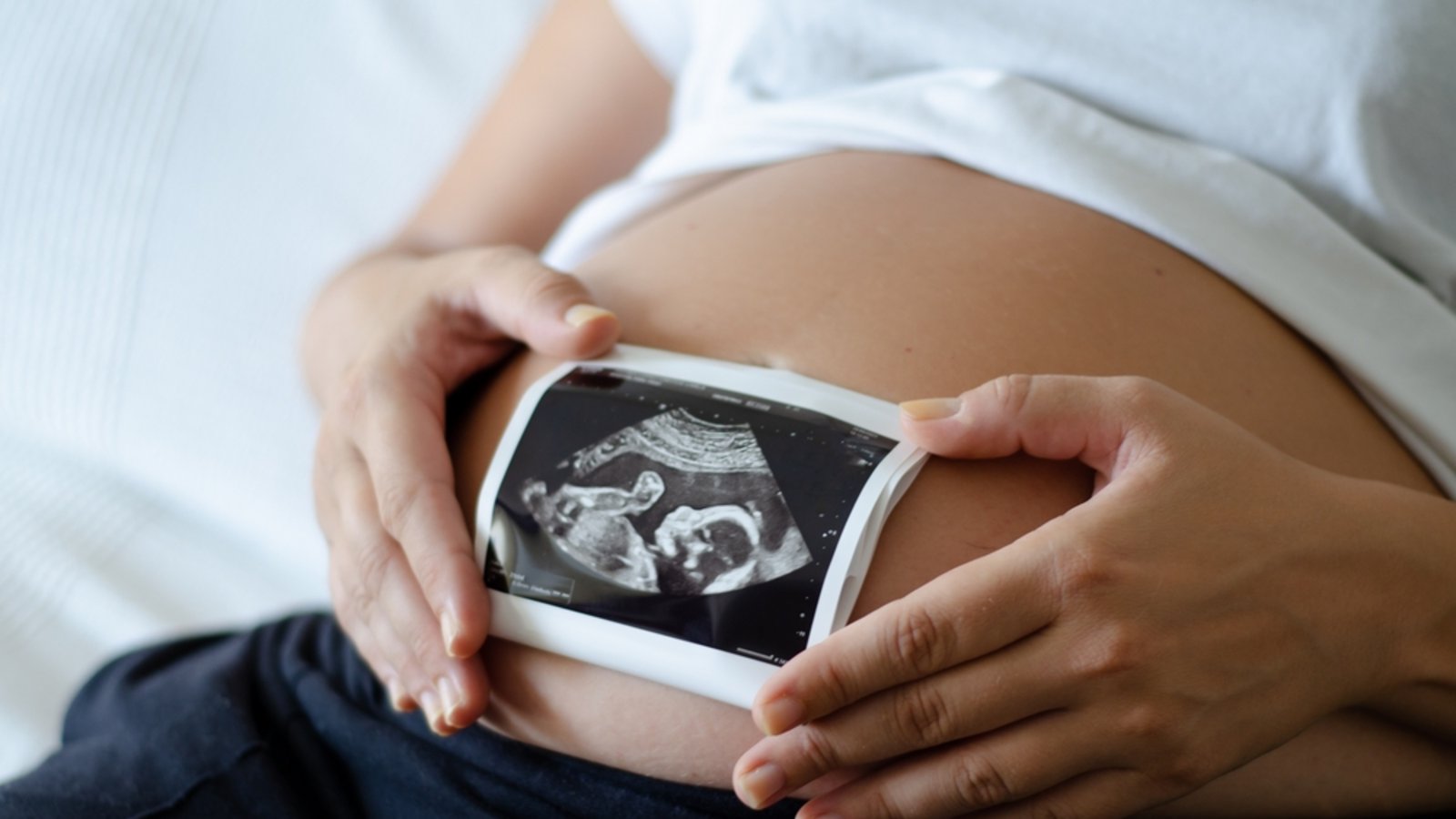 Junge oder Mädchen? Ab wann kann man das Geschlecht eines Babys im Ultraschall erkennen?Foto: Laia Balart / Shutterstock