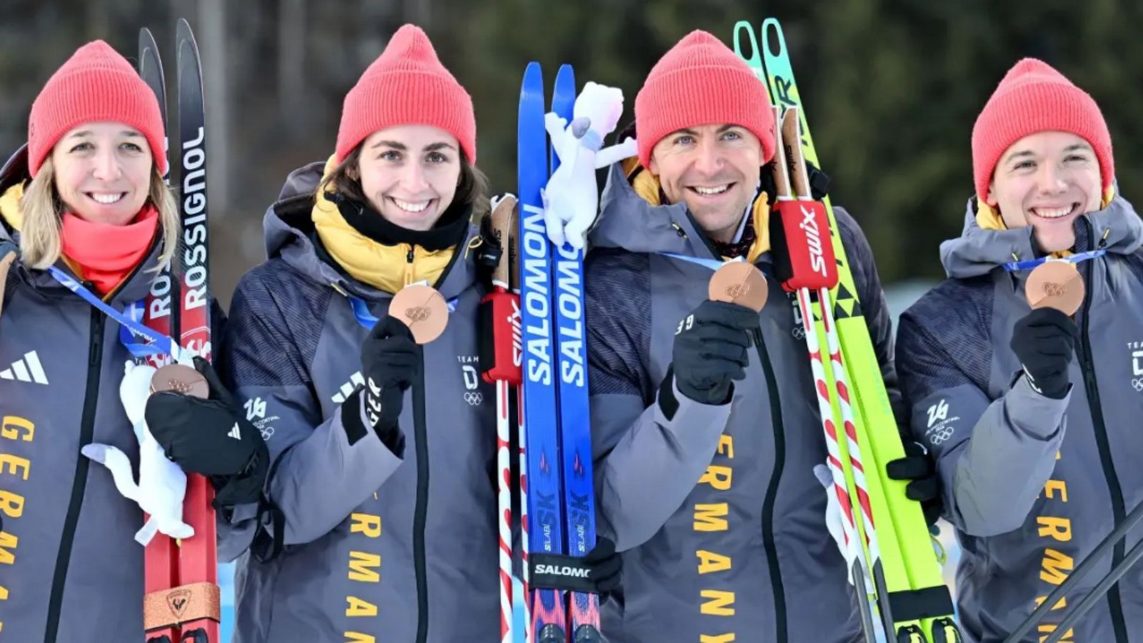 Glücklich über Bronze: Franziska Preuß, Vanessa Voigt, Philipp Nawrath und Justus Strelow. (von links)Foto: Hendrik Schmidt/dpa Glücklich über Bronze: Franziska Preuß, Vanessa Voigt, Philipp Nawrath und Justus Strelow. (von links)Foto: Hendrik Schmidt/dpa