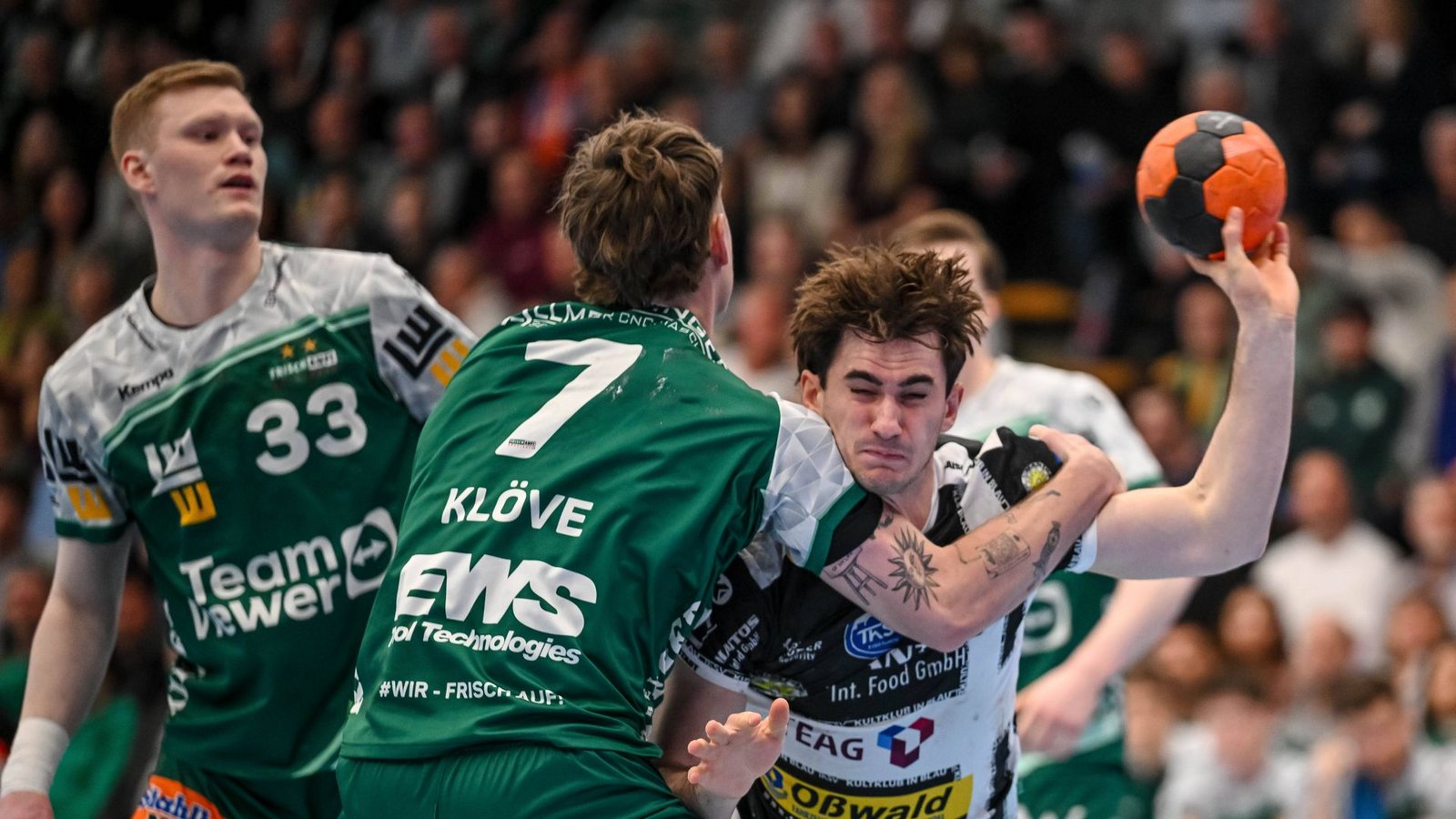 Frisch-Auf-Abwehrspezialist Victor Klöve bremst ThSV-Linkshänder Stephan Seitz.Foto: IMAGO/DeFodi Images Frisch-Auf-Abwehrspezialist Victor Klöve bremst ThSV-Linkshänder Stephan Seitz.Foto: IMAGO/DeFodi Images