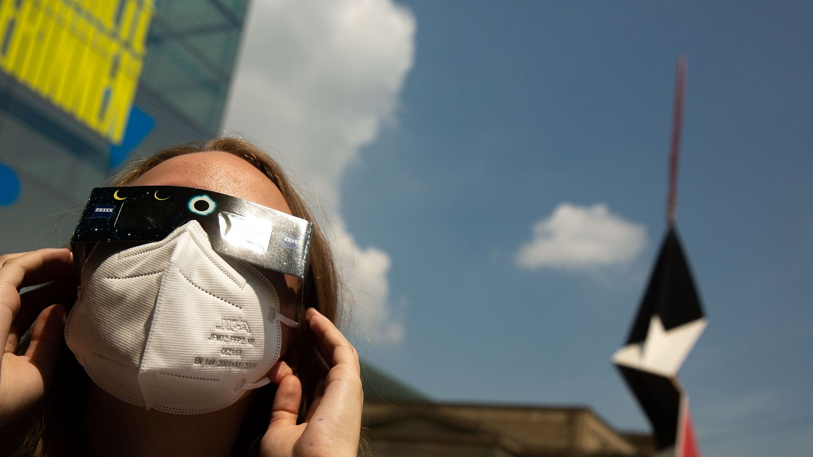Zuletzt war am 10. Juni 2021 eine partielle Sonnenfinsternis zu beobachten: Eine junge Frau schaut auf dem Stuttgarter Schlossplatz durch eine Schutzbrille dem Himmelsspektakel zu.Foto: Lichtgut/Leif Piechowski
