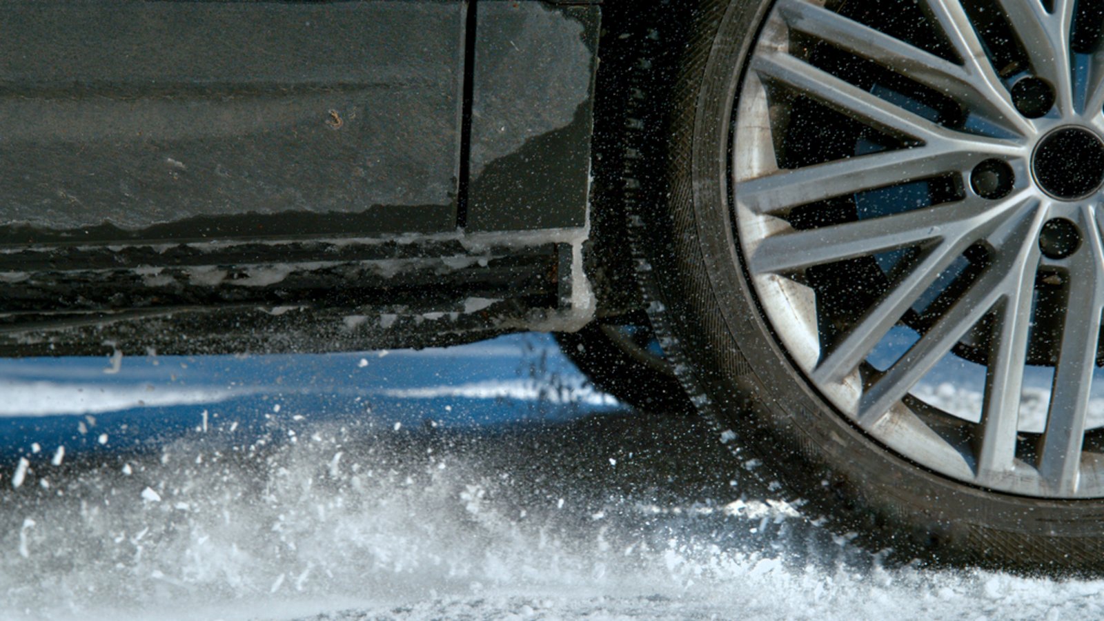 Bei Schnee und Glatteis sollte man besonders vorsichtig fahren.Foto: Flystock / shutterstock.com Bei Schnee und Glatteis sollte man besonders vorsichtig fahren.Foto: Flystock / shutterstock.com