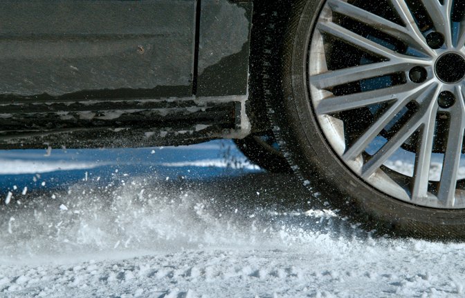 Bei Schnee und Glatteis sollte man besonders vorsichtig fahren.<span class='image-autor'>Foto: Flystock / shutterstock.com</span>