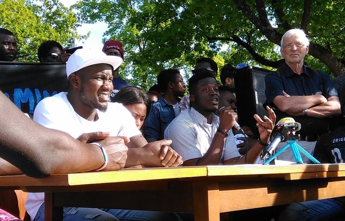 Bei einer Pressekonferenz nach den Ereignissen vom Mai 2018 sprach Alassa Mfouapon (Mitte)  im Namen der Ellwanger Lea-Bewohner.<span class='image-autor'>Foto: Archiv/Wein</span>