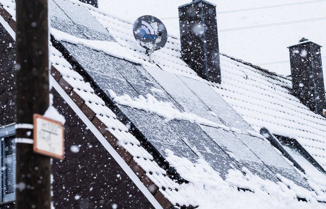 Schnee auf der Satellitenschüssel verhindert, dass die Signale vom Satelliten  bei der Empfangseinheit ankommen.<span class='image-autor'>Foto: Imago/Robert Poorten</span>
