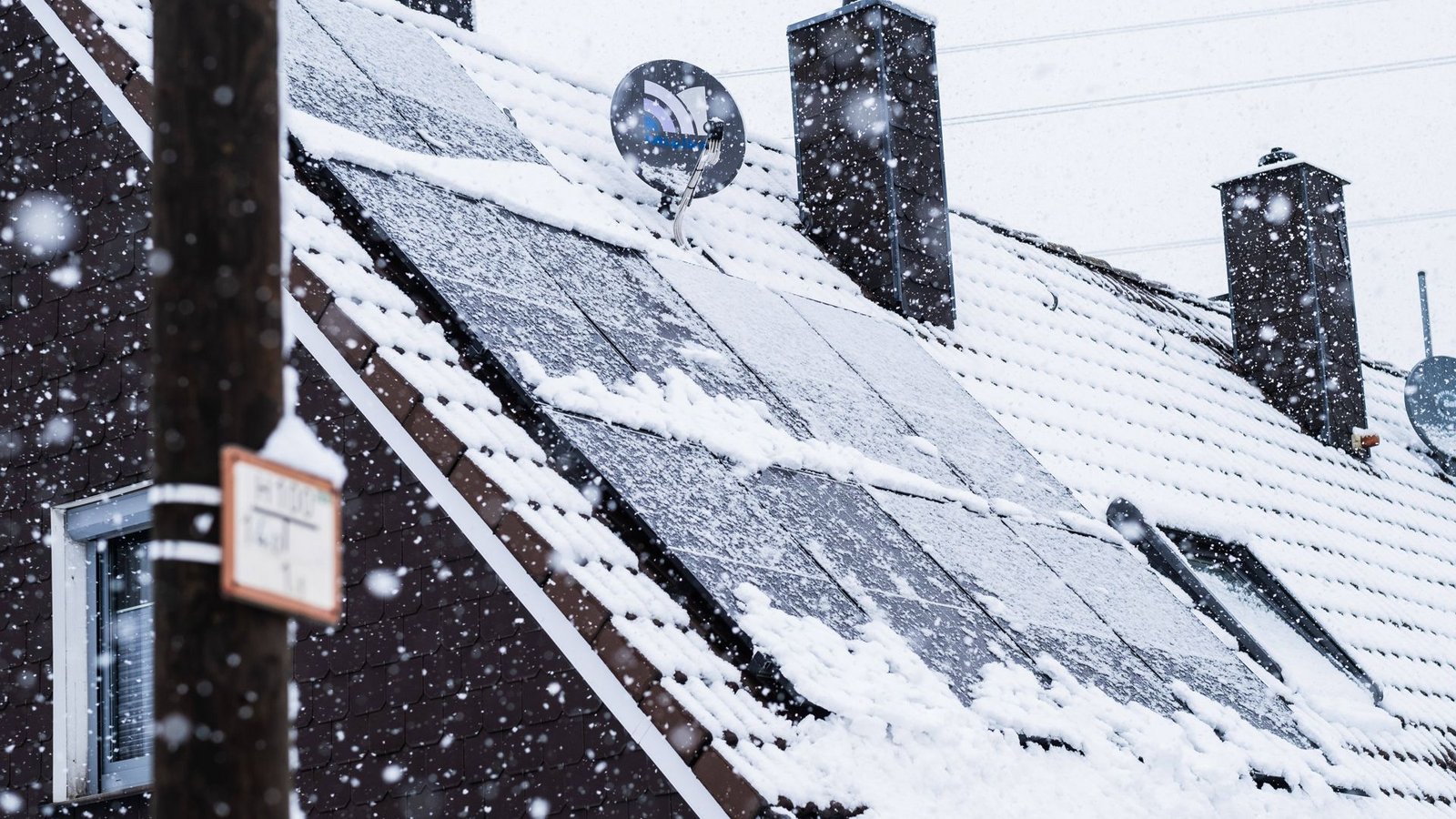 Schnee auf der Satellitenschüssel verhindert, dass die Signale vom Satelliten bei der Empfangseinheit ankommen.Foto: Imago/Robert Poorten Schnee auf der Satellitenschüssel verhindert, dass die Signale vom Satelliten bei der Empfangseinheit ankommen.Foto: Imago/Robert Poorten