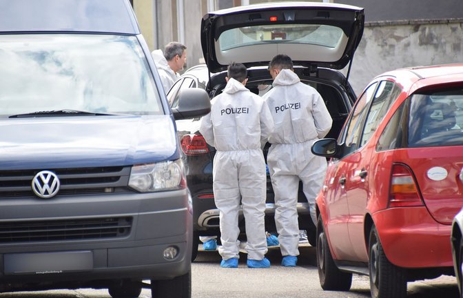 Beamten der Spurensicherung am Tatort.<span class='image-autor'>Foto: dpa/René Priebe</span>