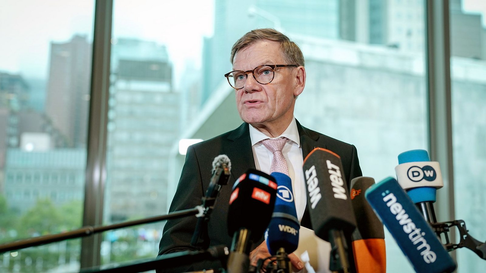 Außenminister Johann Wadephul (CDU) äußert sich am Rande der UN-Vollversammlung in New York vor Journalisten.Foto: Kay Nietfeld/dpa