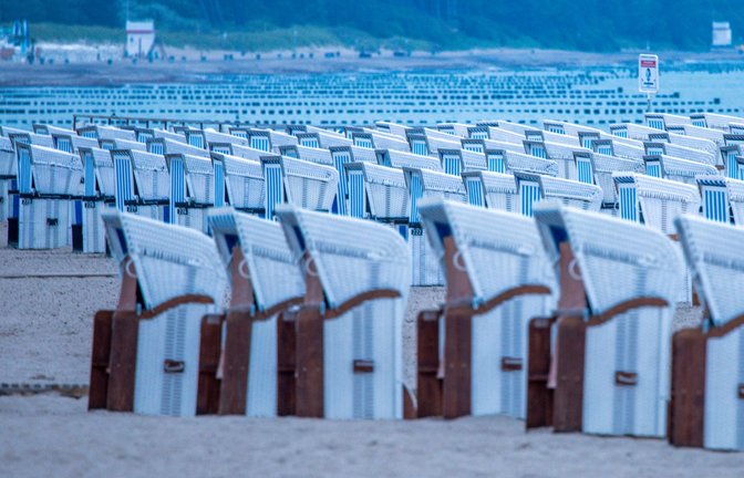 Leere Strandkörbe stehen am Morgen an der Ostseeküste in Warnemünde. Regnerisch und kühl zeigt sich das Wetter derzeit in Norddeutschland. In der Mitte und im Süden der Republik sieht es nicht viel besser aus.<span class='image-autor'>Foto: dpa/Jens Büttner</span>