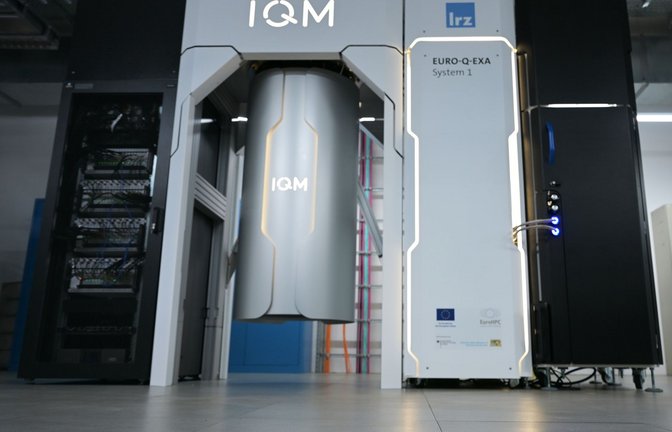 Der im Februar in Betrieb genommene Quantencomputer Euro-Q-Exa im Leibniz-Rechenzentrums der  Bayerischen Akademie der Wissenschaften. Die Quantentechnologie schreitet rasch voran. (Archiv)<span class='image-autor'>Foto: Malin Wunderlich/dpa</span>