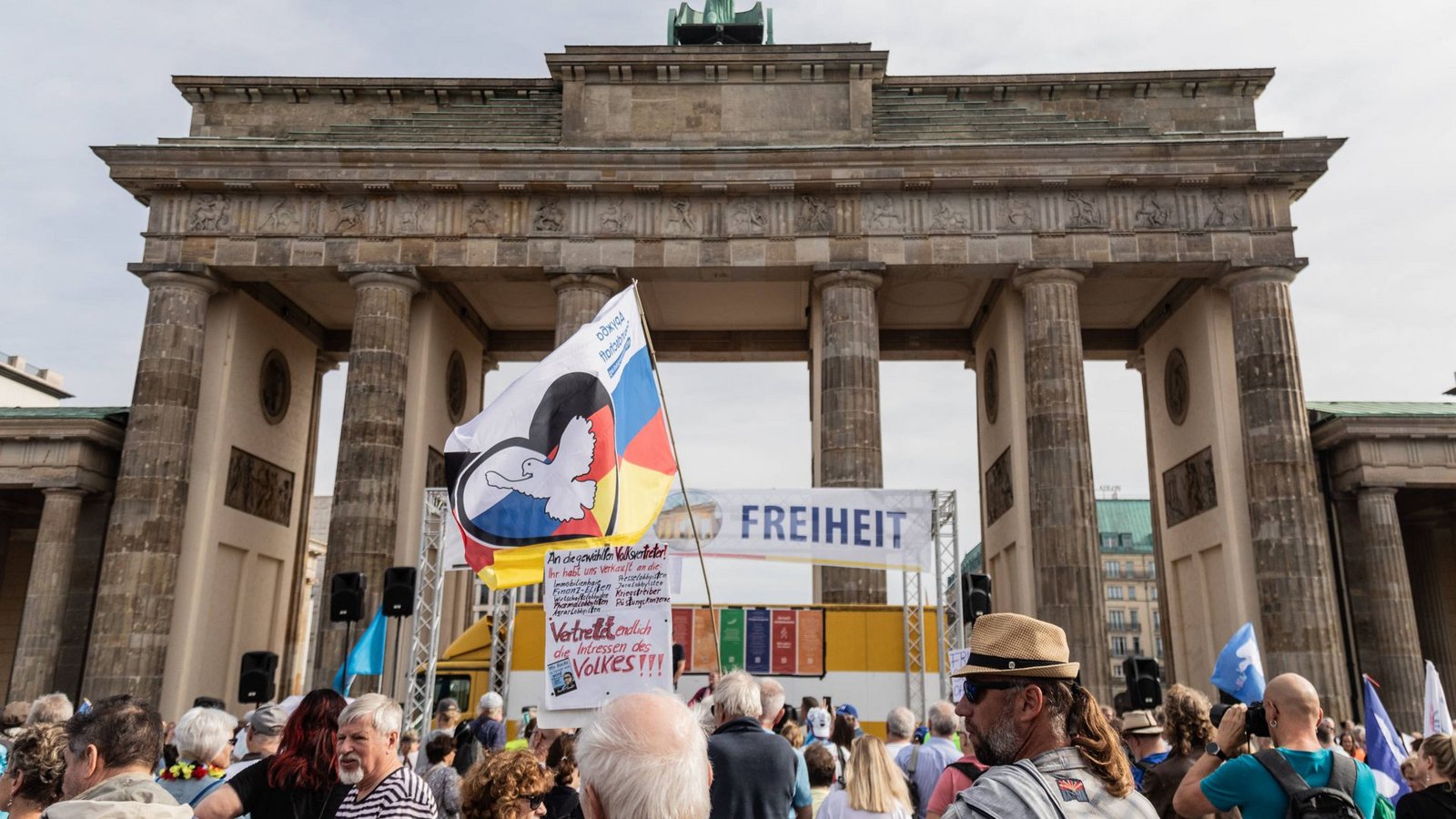 Wenn Russland-Freunde demonstrieren, so wie hier in Berlin, ist auch die Flagge von Durschba-Global immer dabei.Foto: IMAGO/ZUMA Wire Wenn Russland-Freunde demonstrieren, so wie hier in Berlin, ist auch die Flagge von Durschba-Global immer dabei.Foto: IMAGO/ZUMA Wire
