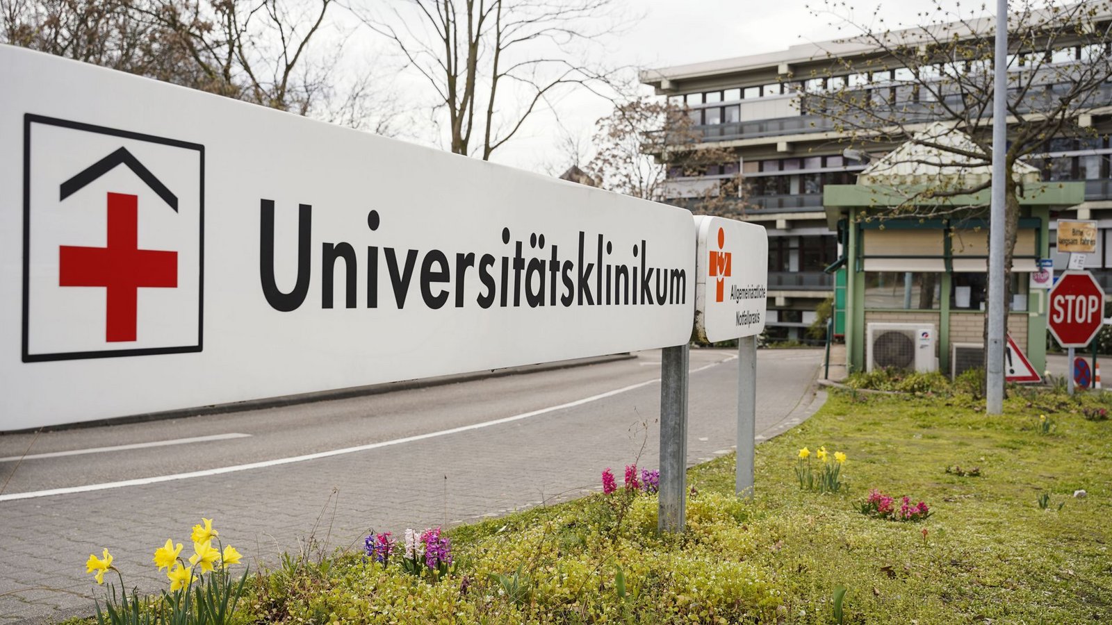 Ein Schild mit der Aufschrift „Universitätsklinikum“ steht an einer Einfahrt zum Klinikum Mannheim: Das Defizit der deutschen  Kliniken hat die Marke von 14 Milliarden Euro überschritten.Foto: dpa/Uwe Anspach
