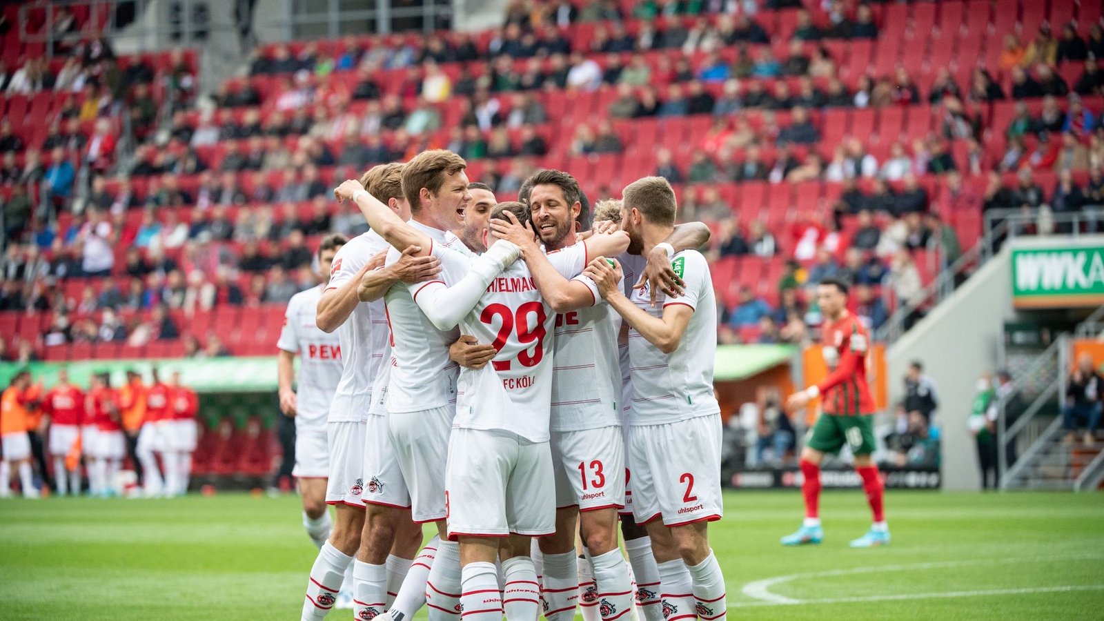 Die Spieler von Köln jubeln über Mark Uths Treffer gegen den FC Augsburg.Foto: Matthias Balk/dpa