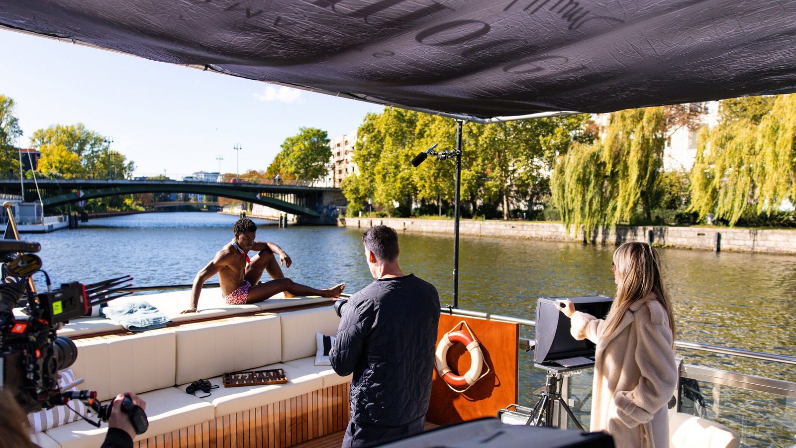 Auf der Spree in Berlin müssen die Kandidaten beim Shooting alles geben.Foto: ProSieben/Daniel Graf