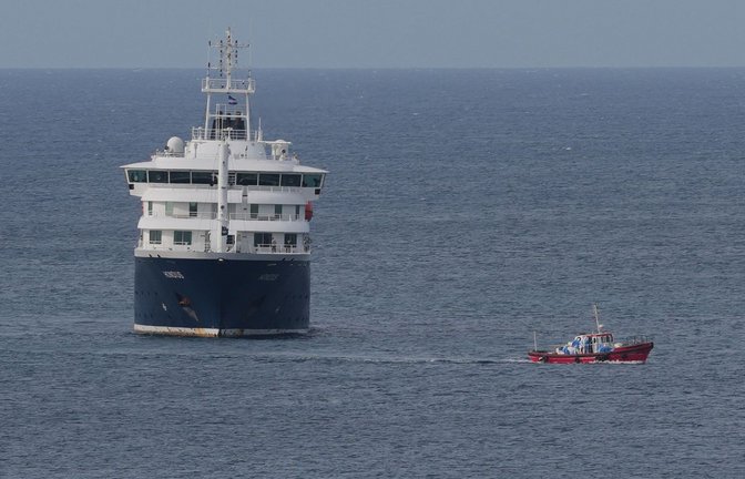 Das betroffene Schiff Hondius hat in Teneriffa angelegt.<span class='image-autor'>Foto: Misper Apawu/AP/dpa/Misper Apawu</span>