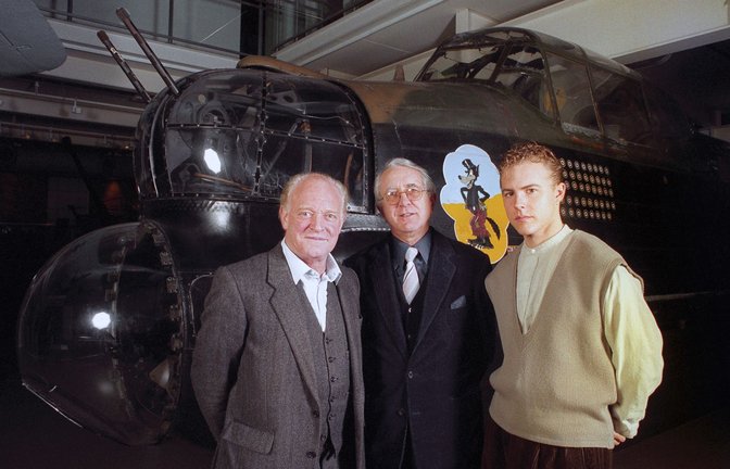 Der britische Spionagethriller-Autor Len Deighton (Mitte) ist im Alter von 97 Jahren gestorben. (Archivbild)<span class='image-autor'>Foto: Sean Dempsey/PA Wire/dpa</span>