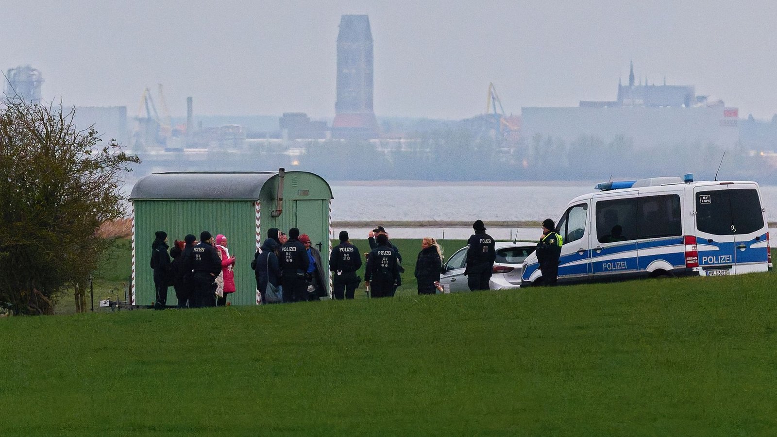 Am Montag waren Demonstranten in einen Sperrbereich rund um den Wal eingedrungen.Foto: Marcus Golejewski/dpa