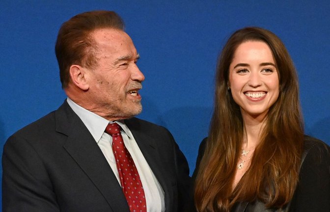 Arnold Schwarzenegger, Schauspieler und Bodybuilder aus Österreich sowie ehemaliger Gouverneur von Kalifornien, und seine Tochter Christina im Biohotel Stanglwirt.<span class='image-autor'>Foto: Barbara Gindl/APA/dpa</span>
