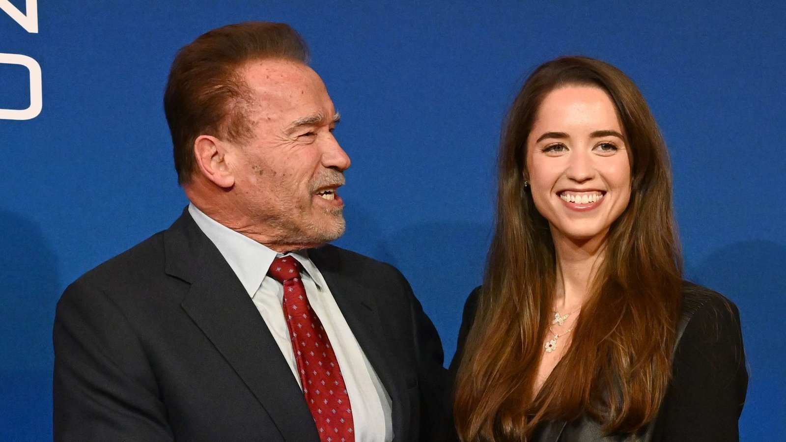 Arnold Schwarzenegger, Schauspieler und Bodybuilder aus Österreich sowie ehemaliger Gouverneur von Kalifornien, und seine Tochter Christina im Biohotel Stanglwirt.Foto: Barbara Gindl/APA/dpa