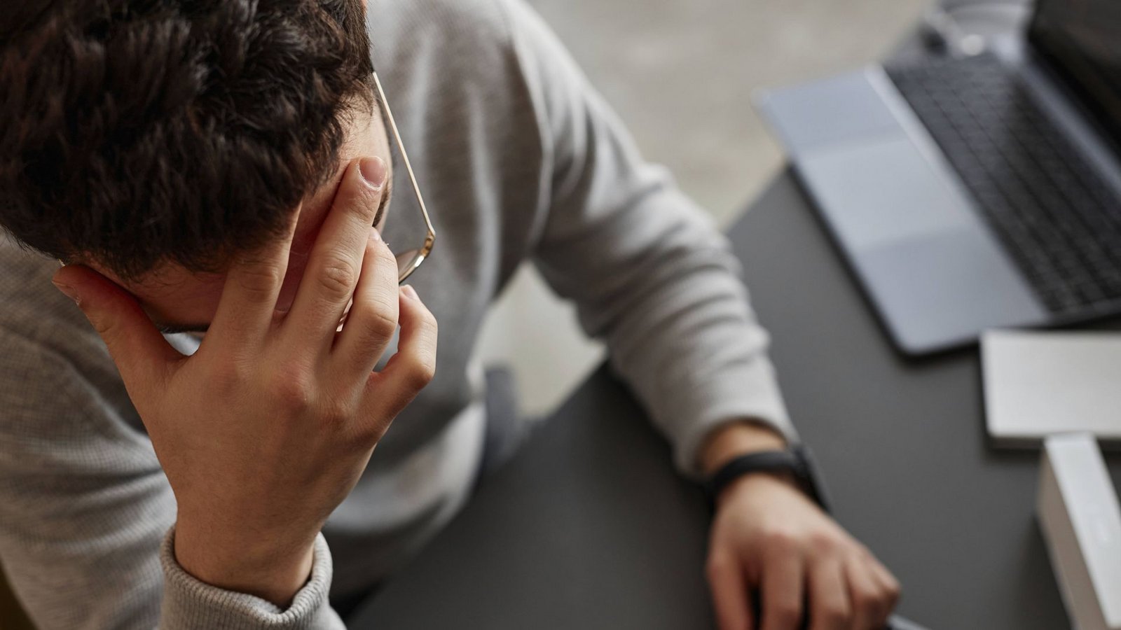 In dem viralen Video wird unter anderem hinterfragt, ob eine 40-Stunden-Woche gut für die mentale Gesundheit ist. (Symbolbild)Foto: IMAGO/Westend61