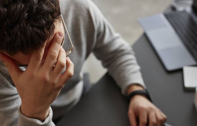 In dem viralen Video wird unter anderem hinterfragt, ob eine 40-Stunden-Woche gut für die mentale Gesundheit ist. (Symbolbild)<span class='image-autor'>Foto: IMAGO/Westend61</span>